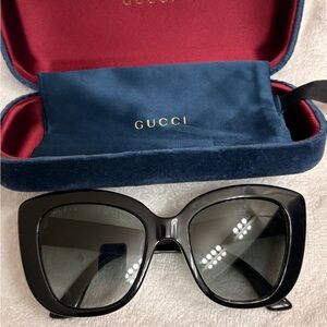 Gucci Black Oversized Cat-Eye Sunglasses with Dark Gradient Lenses style GG0327S